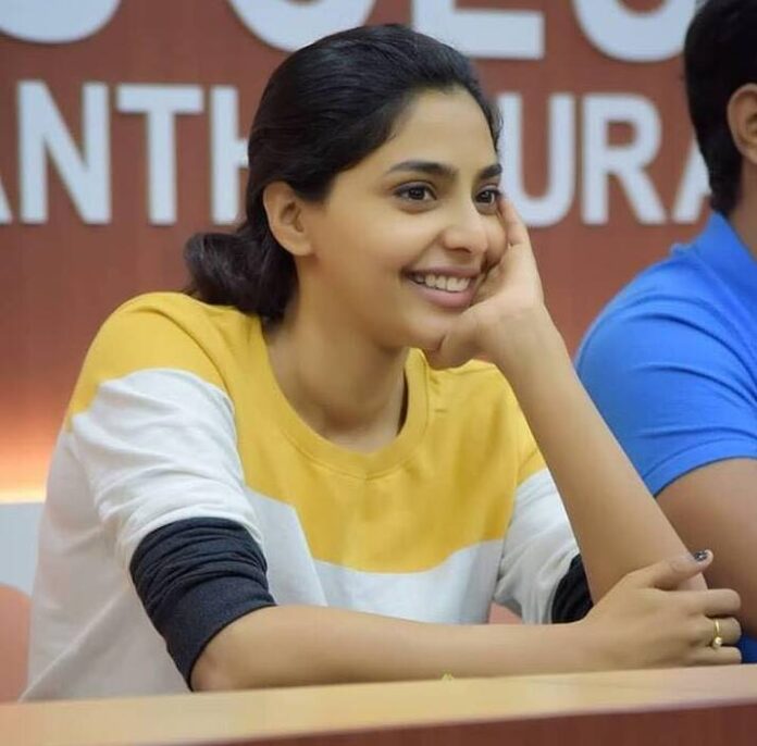 Aishwarya_Lekshmi_(cropped)